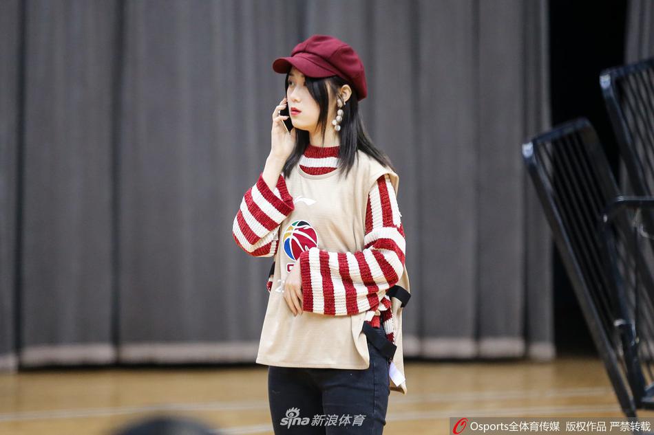 直播吧10月1日訊 WNBA季后賽半決賽G5，狂熱加時(shí)98-107不敵王牌。本場(chǎng)比賽，狂熱球員米切爾表現不俗，得分一直隊內領(lǐng)先，但在第三節意外受傷被攙扶出場(chǎng)沒(méi)有再回歸，僅打了23分鐘，投籃8中4，三分