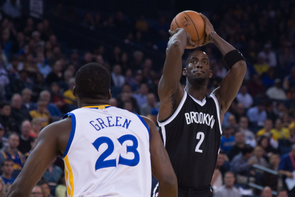 填滿(mǎn)數據欄！布萊克13中8貢獻20分1板2助2斷2帽 首節10分