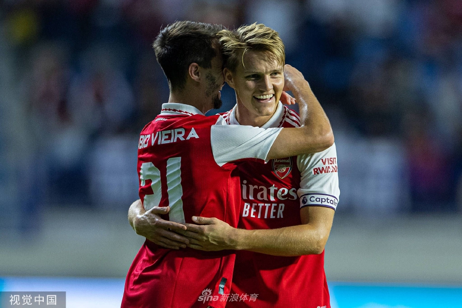 好久不見(jiàn)！41歲羅本重返慕尼黑，現場(chǎng)觀(guān)戰拜仁vs布魯日的歐冠比賽