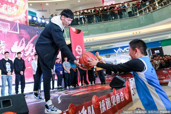 執法有溫度，馬寧在點(diǎn)球大戰結束后，安慰南通隊失點(diǎn)隊員