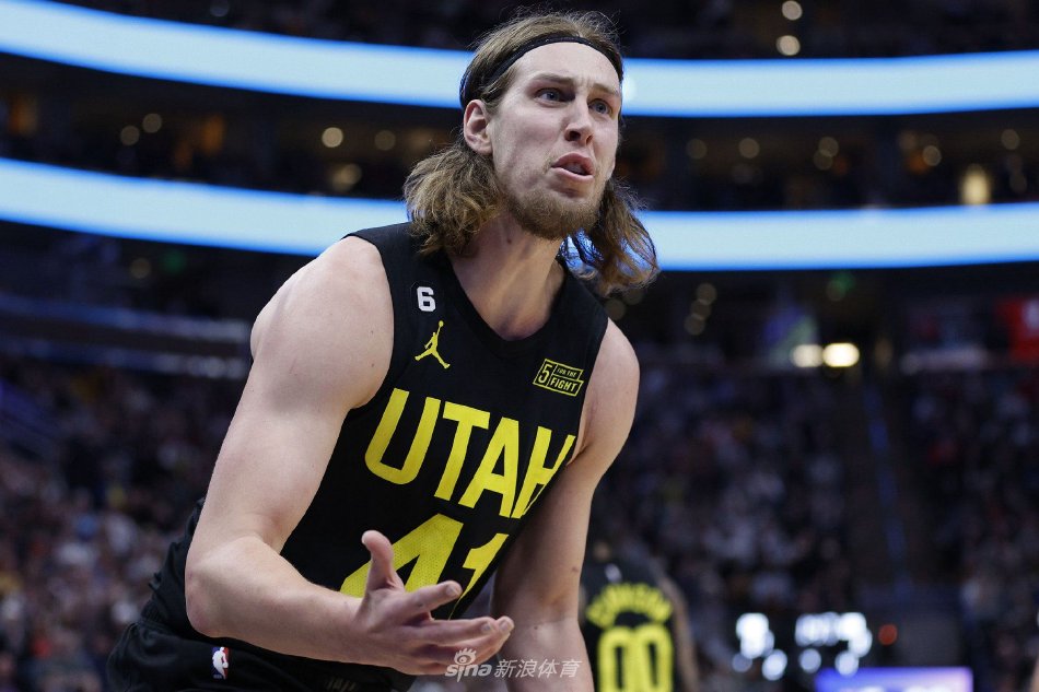 直播吧10月29日訊 NBA常規賽，黃蜂117-144不敵熱火，黃蜂球員今年4號秀康-克尼佩爾卻表現出色，他投進(jìn)5個(gè)三分。他生涯前4場(chǎng)比賽目前已經(jīng)投進(jìn)16記三分，打破NBA歷史紀錄。他還是第二位在前4