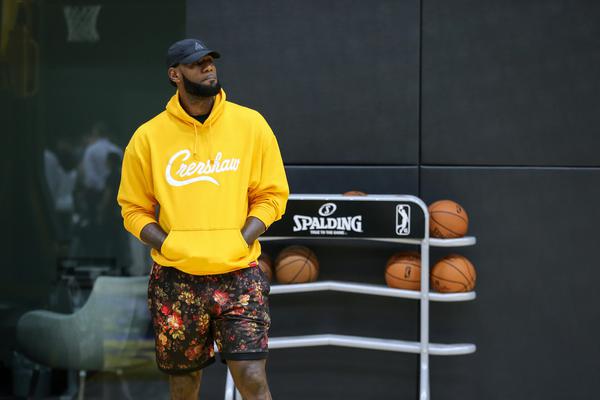 輕松！凱恩角球面對兩人防守爭頂頭槌破門(mén)，本場(chǎng)梅開(kāi)二度