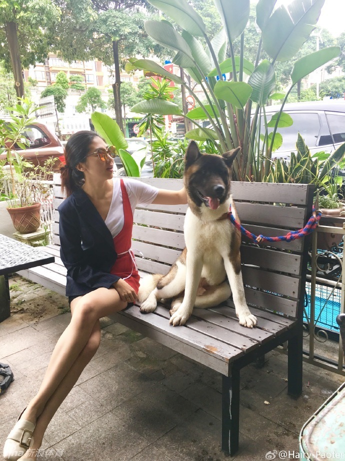 賺錢(qián)地點(diǎn)首先是賺錢(qián)的地方，農場(chǎng)鎮的市政廳有大量的柜子和保險箱，里面高概率刷新情報物資和高價(jià)值雜物，特別是東南角的兩個(gè)房間，而且地面上也有概率刷新高資，多跑幾次黑市聯(lián)絡(luò )筆記都可以多到賣(mài)商人了。我曾經(jīng)在東