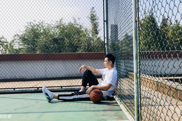 打鐵兄弟！首節狄龍9中2拿5分 布克6中1得4分