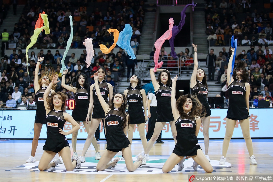 直播吧11月28日訊 湖人球星詹姆斯在缺席開(kāi)季14場(chǎng)比賽后復出已打3場(chǎng)比賽。根據官網(wǎng)數據統計，詹姆斯的場(chǎng)均快攻得分7.7分已超越字母哥6.5）來(lái)到聯(lián)盟第一。NBA記者Jason Timpf發(fā)現，在詹姆