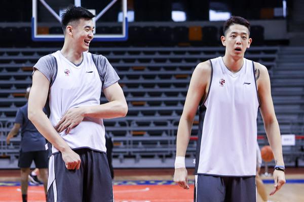 2025年11月16日 09:55:18 | 體育24小時(shí)熱點(diǎn)                 巴西隊在一場(chǎng)友誼賽2-0擊敗塞內加爾，效力于切爾西的小將埃斯特旺首開(kāi)記錄，卡塞米羅鎖定勝局。根據統計，埃