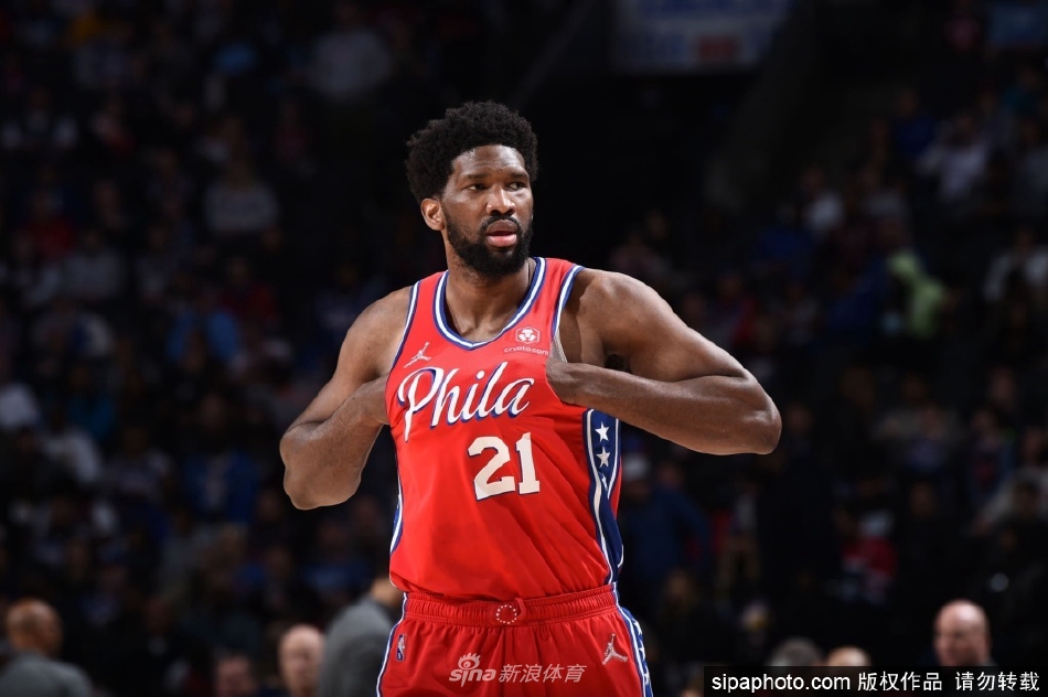 勢不可擋！西亞卡姆迎著(zhù)鮑爾干拔命中三分，步行者領(lǐng)先20分