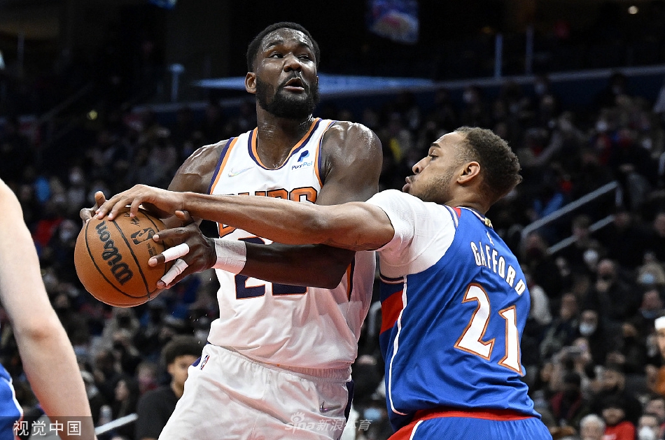 就開(kāi)始摸魚(yú)了？愛(ài)德華茲半場(chǎng)12中4拿14分 次節3中0僅靠罰球得2分