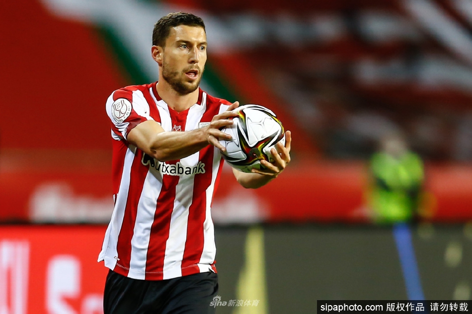 判罰爭議！范迪克賽后找裁判理論，貝里瓦爾也在旁邊