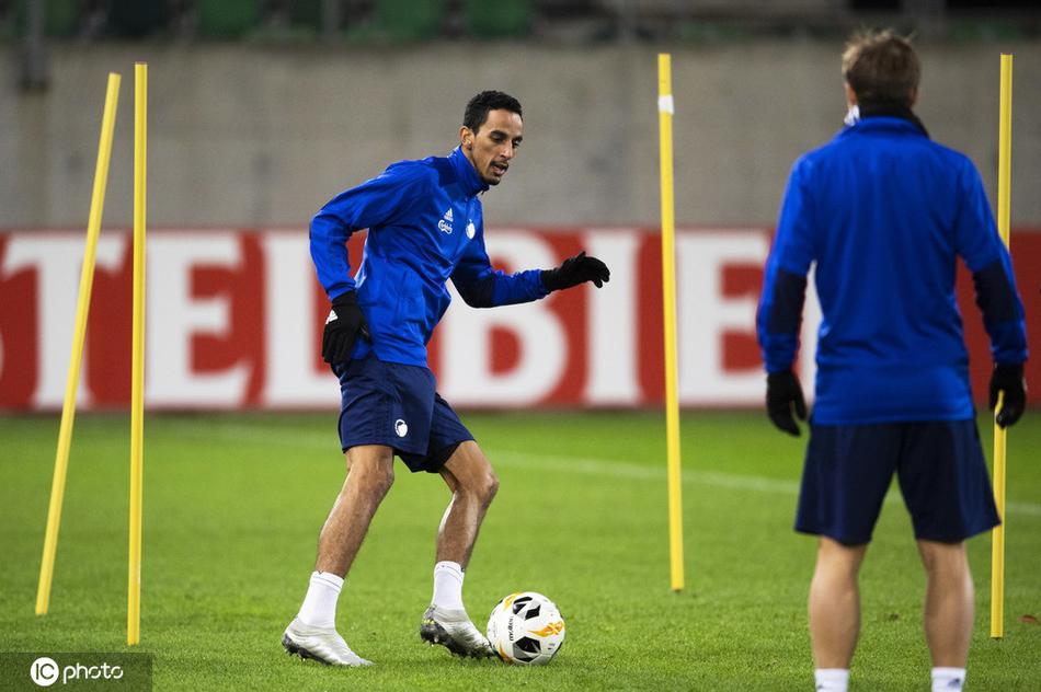 激情四射！喬丹罰球不中后威少高高躍起補籃打進(jìn)，激情怒吼