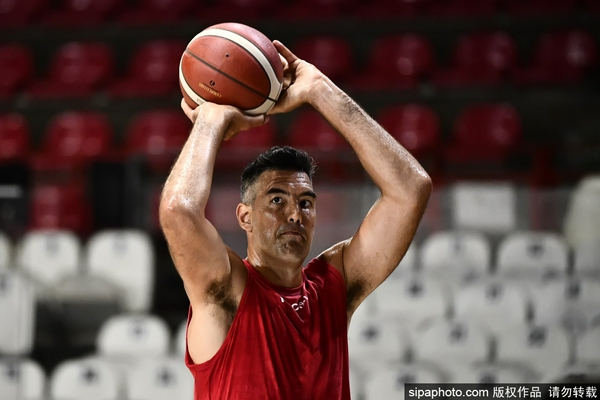 [流言板]強無(wú)敵！約基奇迎著(zhù)克林根打成2+1已砍下36分，全場(chǎng)高呼MVP