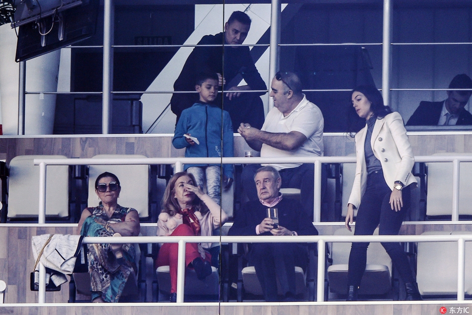 帶隊反超！字母哥雙手灌框砸扣，得到7分4籃板4助攻領(lǐng)先5分