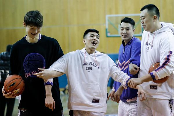 亞當斯：楊瀚森習慣先伸手所以易犯規；提高防守是始終如一的