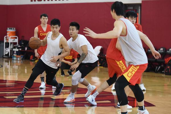 埃芬博格談17歲拜仁小將卡爾：不該拿他和梅西相比，得讓他成長(cháng)