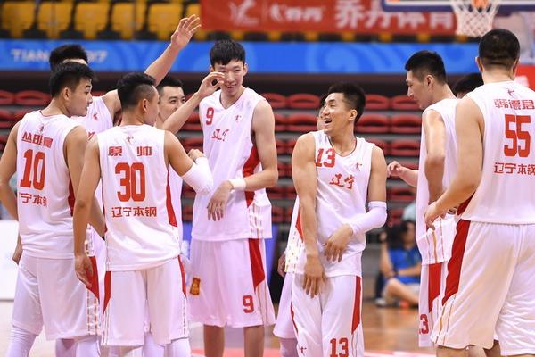 直播吧11月13日訊 NBA常規賽，活塞124-113戰勝公牛。本場(chǎng)比賽，活塞球員鄧羅表現出色，尤其是外線(xiàn)十分神準，首節就拿到12分，在28分鐘的時(shí)間里，投籃13中8，三分球10中7，拿到23分2籃板