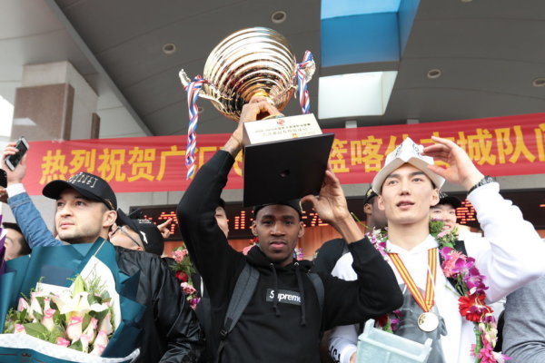 胡明軒21分廣東加時(shí)勝北控 周琦15+10徐杰15分