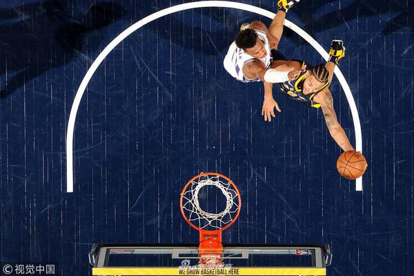 直播吧12月27日訊 NBA常規賽，快船半場(chǎng)56-62落后開(kāi)拓者。上半場(chǎng)，開(kāi)拓者全隊進(jìn)攻表現出色，投籃38中23，命中率超過(guò)六成，再加上祖巴茨的缺戰，快船全隊只拿到9個(gè)籃板球。