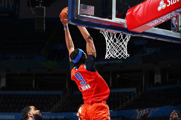 直播吧11月20日訊 NBA常規賽，掘金客場(chǎng)125-118力克鵜鶘。解說(shuō)段冉更新社媒寫(xiě)道：“剛剛結束的鵜鶘掘金這場(chǎng)，約基奇拿下了28分11籃板12助攻9失誤的準四雙，如果不是六犯離場(chǎng)，約老師今天的四雙
