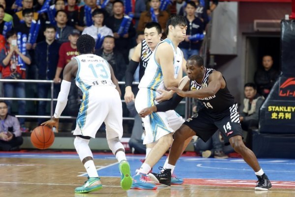 直播吧10月27日訊 NBA常規賽，騎士半場(chǎng)65-56領(lǐng)先雄鹿。上半場(chǎng)，騎士球星米切爾手感不佳，打了15分鐘9投2中，三分5中0、罰球5中4拿到8分2籃板3助攻，正負值+4。