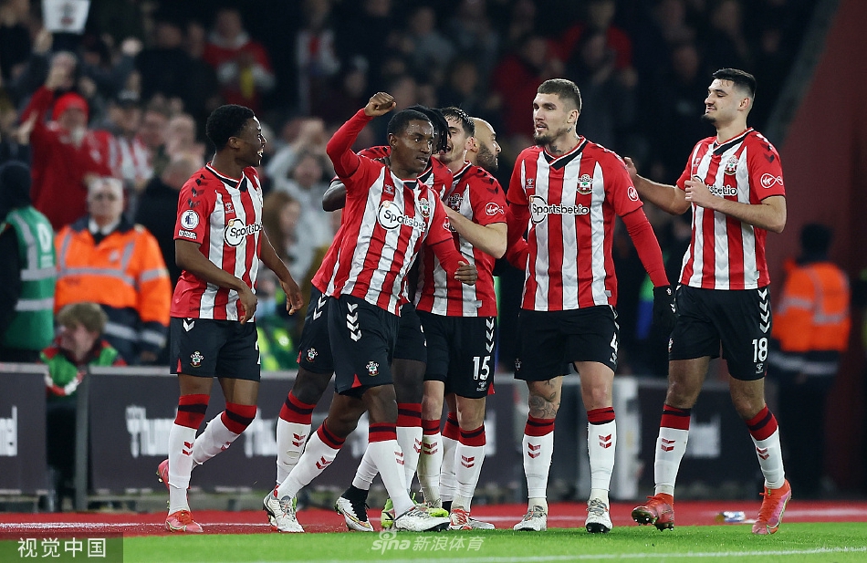 離譜......費蘭前場(chǎng)斷球橫傳，無(wú)人盯防的亞馬爾近距離射門(mén)打飛了Harris                                                             