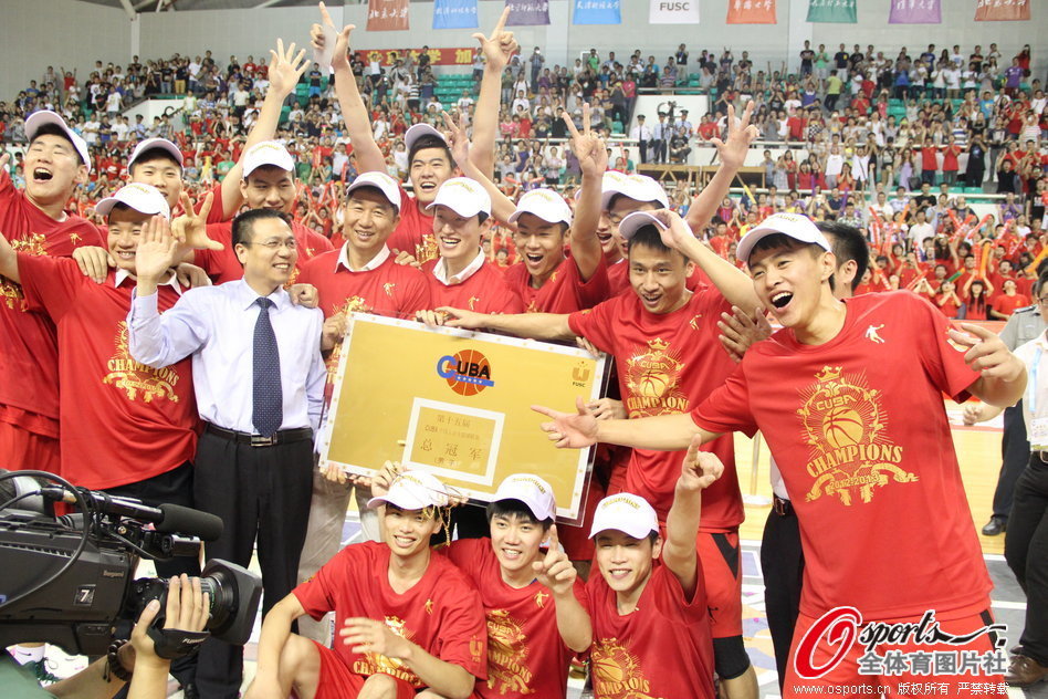 坎寧安是本季迄今的東部MVP。東部第一持球人?；钊┐蚰峥怂?1分：坎寧安兩節半29分9助攻提前解決比賽，全場(chǎng)29分13助攻2封蓋——布倫森21投25分0助攻。昨天坎寧安對陣米球，27+6+7，米球3