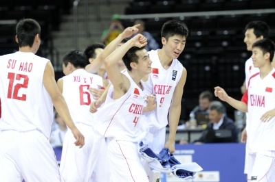 今日NBA常規賽，勇士主場(chǎng)迎戰爵士，小吧整理了勇士主帥科爾賽前的部分采訪(fǎng)內容。記者：你作為一位對無(wú)球戰術(shù)非常熟悉的教練，怎么看威爾·哈迪這幾年來(lái)的進(jìn)攻體系發(fā)展？在你與他們交手或觀(guān)察的過(guò)程中，它是如何演