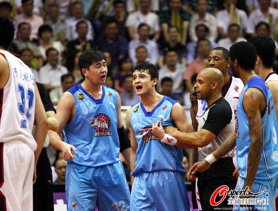 勢不可擋！西亞卡姆迎著(zhù)鮑爾干拔命中三分，步行者領(lǐng)先20分