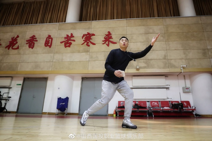 上賽季都是隊友！威少賽后與布勞恩等前隊友擁抱交流