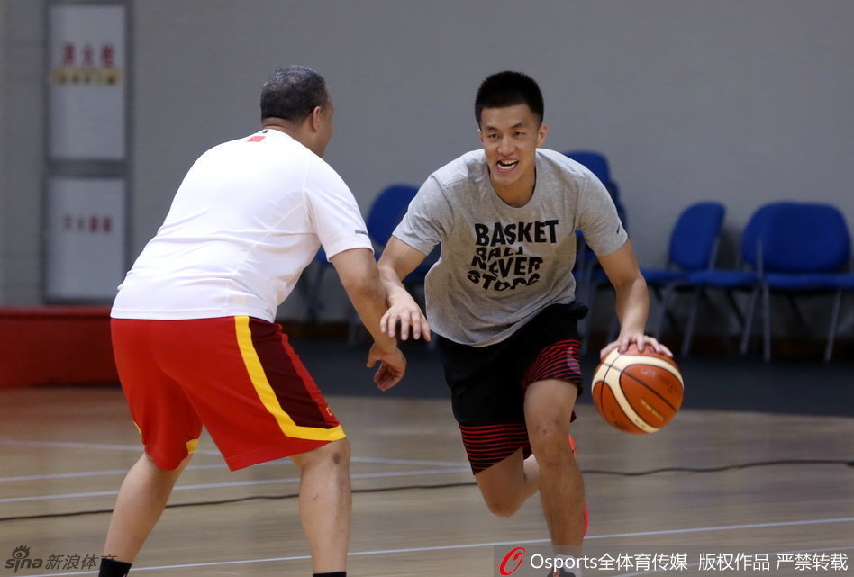 太帥了這下！多庫1V2叕成功突破，隨后打門(mén)被撲住
