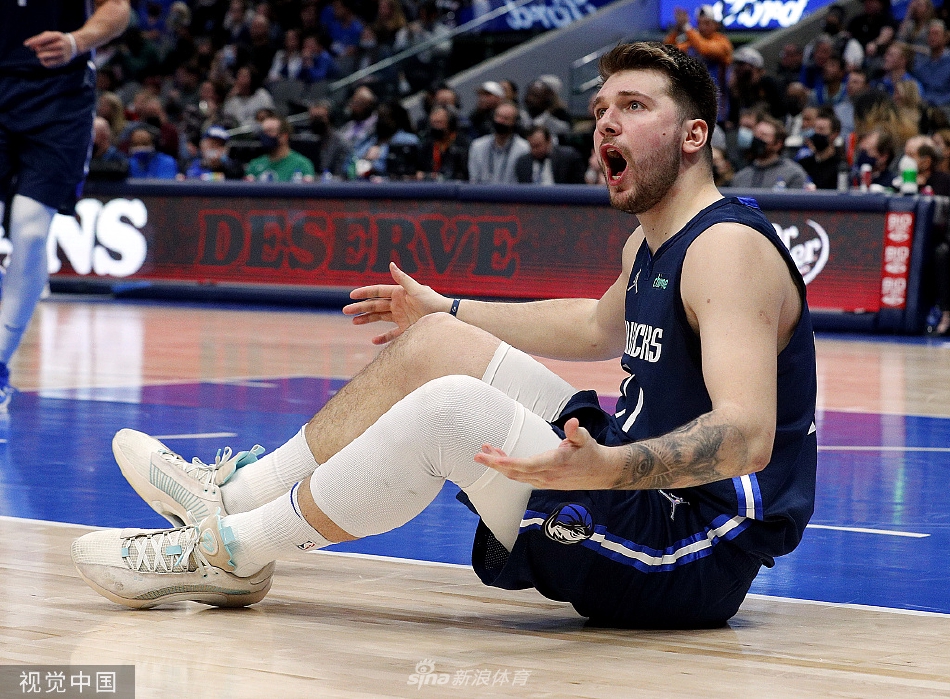 圓夢(mèng)x2！被獲準觀(guān)看國足訓練的球迷喜提武磊百場(chǎng)球衣簽名并合影