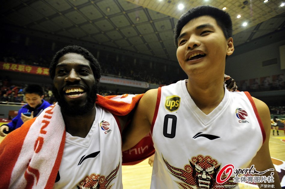 直播吧01月08日訊 ESPN名記Anthony Slater撰文報道了國王內部近期的動(dòng)態(tài)。據報道，國王總經(jīng)理佩里已明確表示會(huì )主動(dòng)聯(lián)系其他球隊討論潛在交易，而其他球隊的高管也表示，除了基根·穆雷，以及