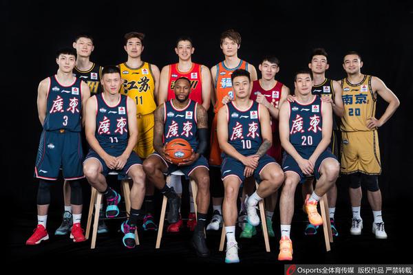 直播吧12月22日訊 NBA常規賽，熱火125-132不敵尼克斯。賽后，韋爾接受了采訪(fǎng)。談及自己今晚?yè)屜?9個(gè)籃板，韋爾表示：“籃板球才是我的首要任務(wù) —— 我要做的就是上場(chǎng)拼搶籃板，得分則會(huì )隨著(zhù)比賽