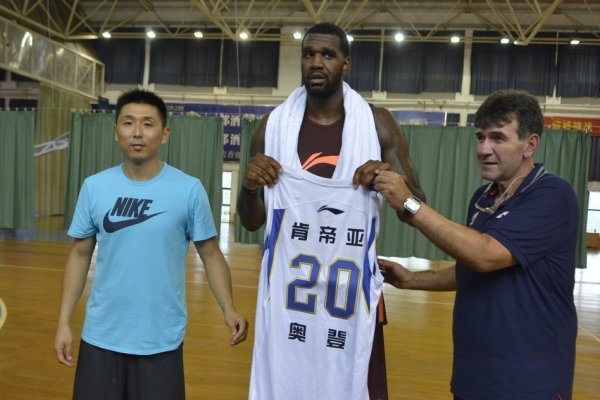 小羅社媒曬巴薩時(shí)期與隊友慶祝照片：在巴薩的美好回憶