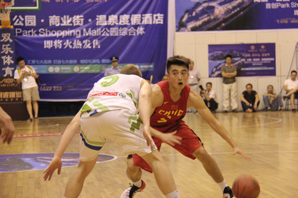 TA：費迪南德正在和?？怂拐勁?，有望加入他們世界杯分析師團隊