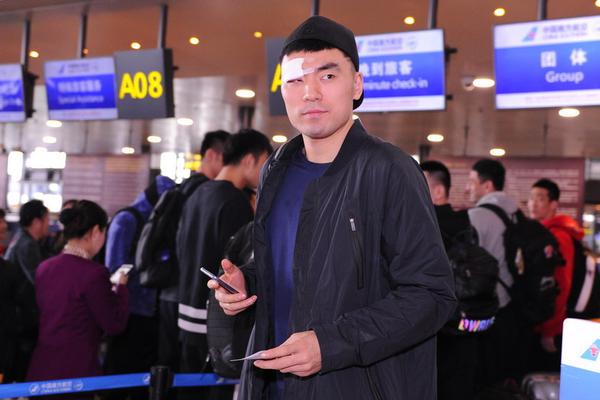 小克雷格·波特反擊扛著(zhù)人硬上 拉松斜刺殺出左手排球大帽！