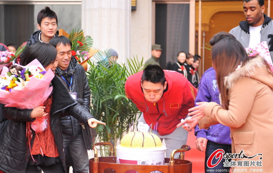 雷迪克談AD被吹掩護犯規：霍勒迪假摔了有回報，這太過(guò)分了