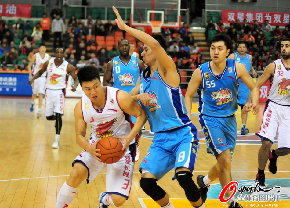 卡洛斯談首次對陣梅西：他太快了，我想拽他球衣反倒扭歪了手指