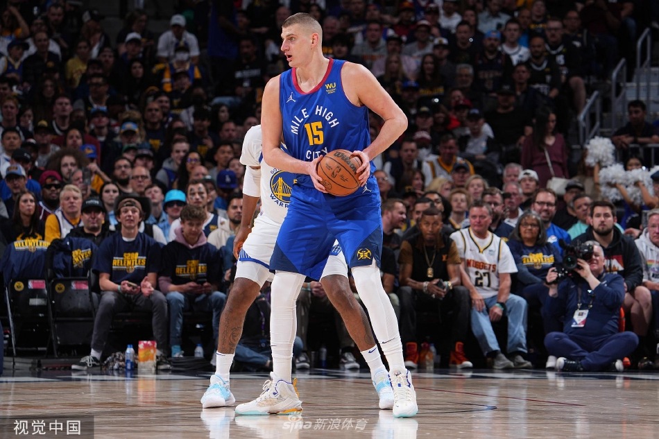 直播吧10月23日訊 NBA常規賽，熱火半場(chǎng)65-69落后魔術(shù)。上半場(chǎng)比賽，熱火新援鮑威爾表現不錯，尤其首節進(jìn)攻端外線(xiàn)能提供火力，拿下11分。半場(chǎng)他出戰17分鐘，他9中4三分4中2），罰球3中3貢獻1