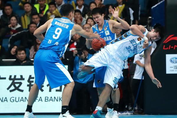 努涅斯近距離背身?yè)岦c(diǎn)，熱刺新門(mén)將金斯基神撲擋出