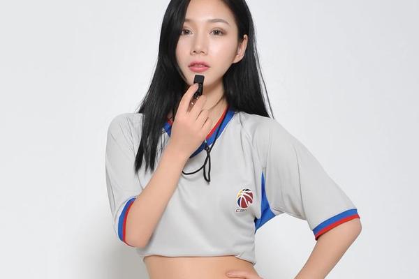 太痛了！多爾特一掌重擊小加福德還狠撈了一把，被直接驅逐