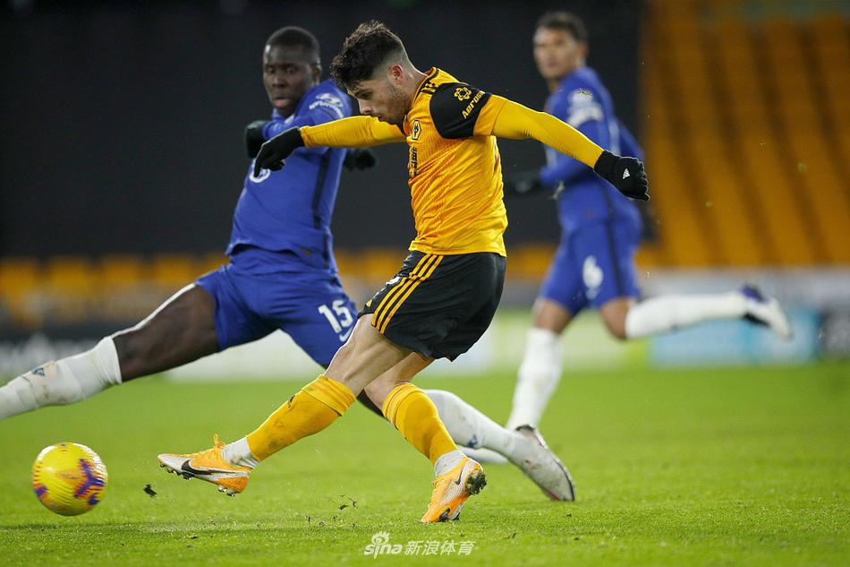 蒯紀聞賽后謝場(chǎng)時(shí)手臂纏著(zhù)繃帶 本場(chǎng)踢完半場(chǎng)被換下