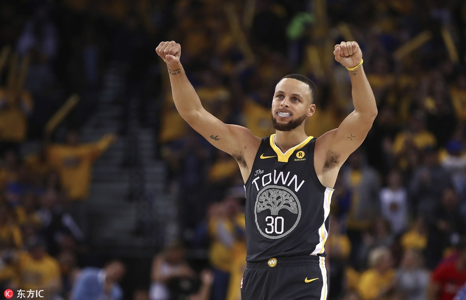 直播吧10月26日訊 NBA常規賽，掘金133比111擊敗太陽(yáng)。賽后穆雷接受了采訪(fǎng)。談到為阿德?tīng)柭蚯?，穆雷說(shuō)：“他非常優(yōu)秀！他非常信任我——不僅信任我，也信任所有人。他給球員很大的自由度，聽(tīng)取你的意