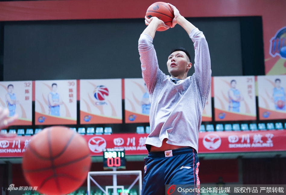 主打一個(gè)舒適！騎士球員抵達球館 清一色運動(dòng)休閑風(fēng)！