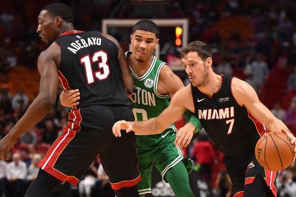 防得了進(jìn)球防不住鼠鼠！一老鼠闖入球場(chǎng)，庫爾圖瓦想抓住但未得手