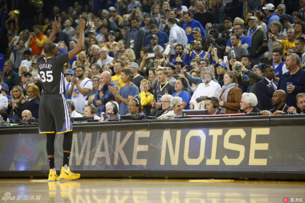 世體：萊萬(wàn)賽后被拍到一瘸一拐離開(kāi)球場(chǎng)，球員右腳踝受傷明顯