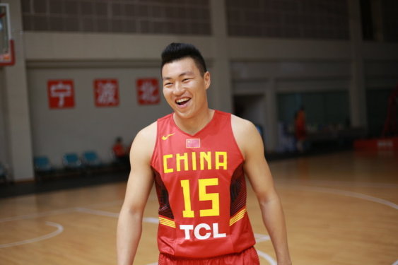 直播吧1月8日訊 今日NBA常規賽，太陽(yáng)117-98戰勝灰熊。賽后采訪(fǎng)，太陽(yáng)主帥奧特表示：“我們一直在不停轉移球，這就是我們能夠出手56個(gè)三分的原因?！痹谡劦礁窭咨ぐ悘统鰰r(shí)，奧特表示：“他回來(lái)狀態(tài)