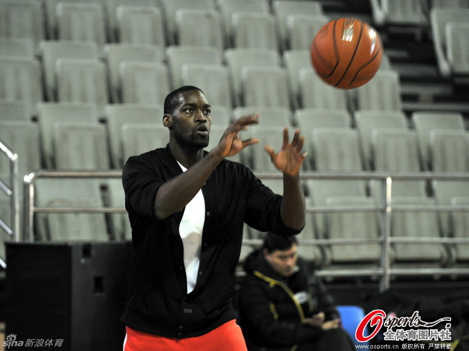 ??毫無(wú)生氣！庫里垂頭喪氣一整場(chǎng) 14投拿11分