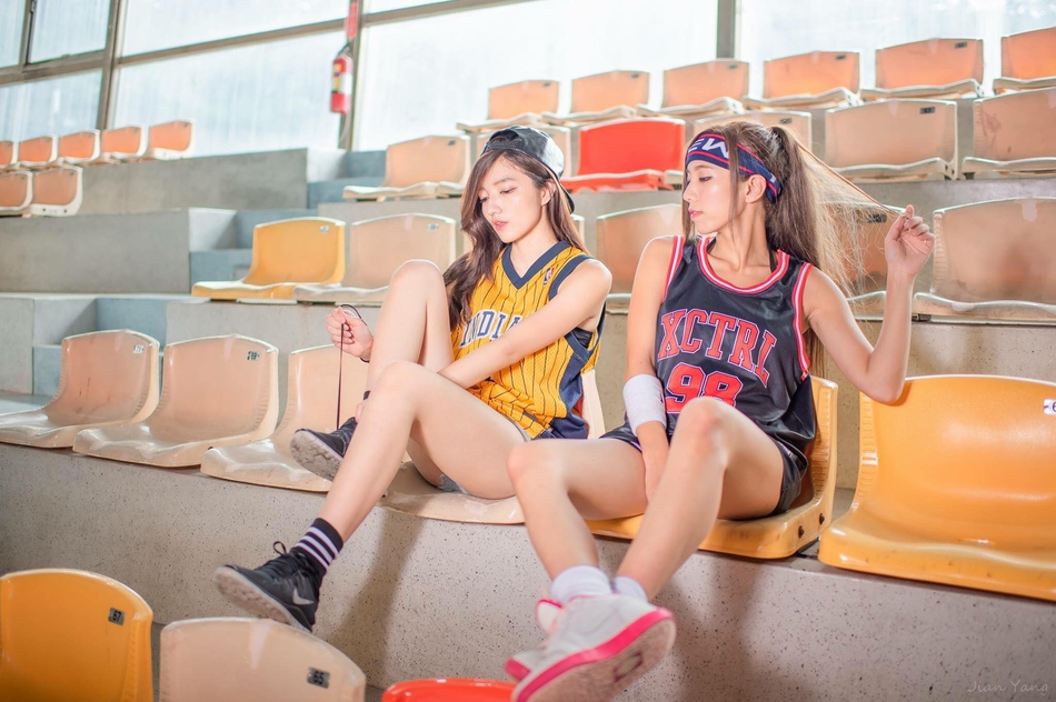 爐石傳說(shuō)深藍刃鱗龍人新卡解析最近爐石傳說(shuō)在7月30日給玩家送來(lái)了一張中立新卡深藍刃鱗龍人。這張卡可是個(gè)全新的龍族隨從，效果跟強化后的鑄甲師有點(diǎn)像，能一直給其他隨從加攻擊力。我們來(lái)看看這張卡到底怎么樣吧