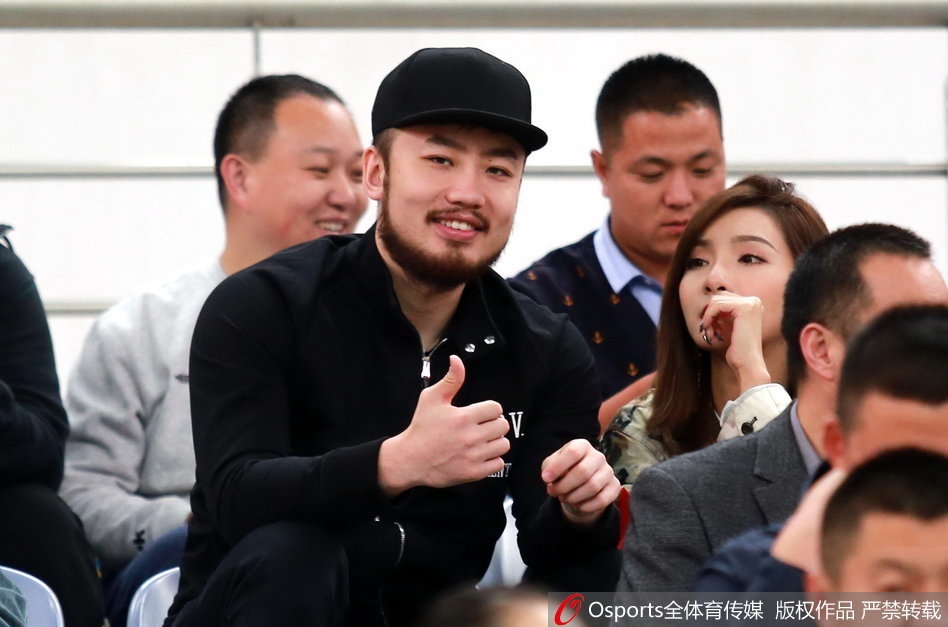 怎能一個(gè)“哇”字了得！米勒搶斷反擊單臂滑翔隔扣庫茲馬2+1！