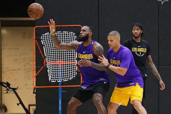 虎撲02月07日訊 NBA常規賽湖人對陣勇士的比賽正在進(jìn)行中。第一節比賽中，庫里造成里夫斯進(jìn)攻犯規摔倒，隨后立刻拉住后者。